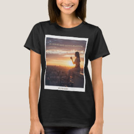 Kvinna som sitter vid solnedgång och talar med Gud T Shirt