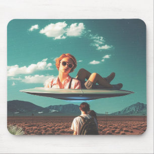 Kvinna som slappnar av på UFO i öknen Musmatta