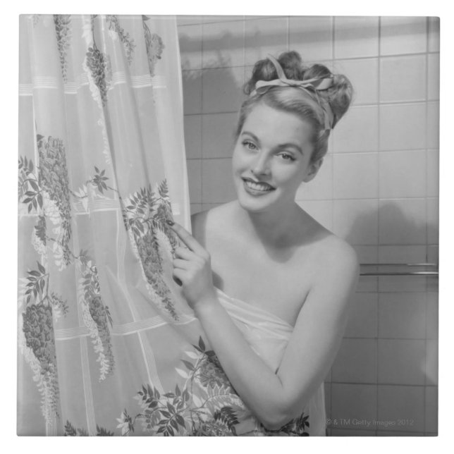 Kvinna som slås in upp kakelplatta (Framsidan)