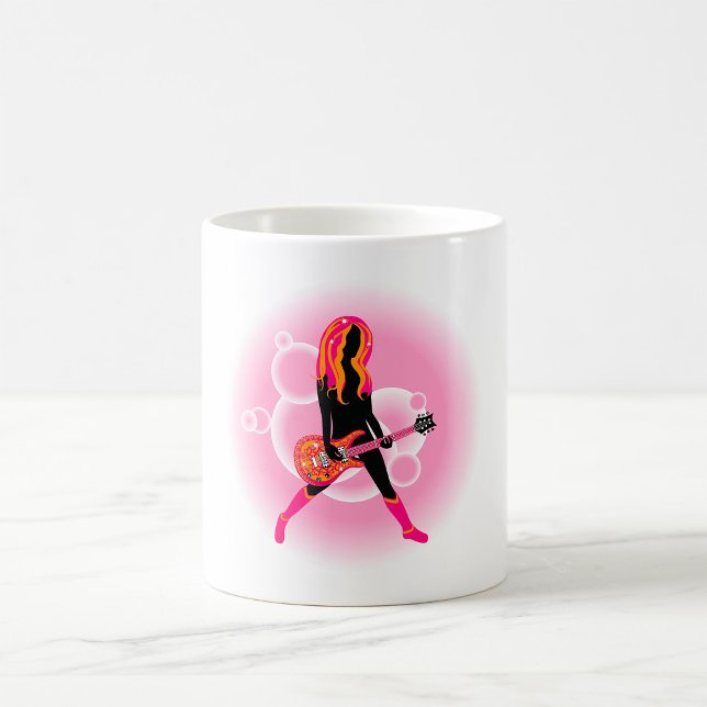 Kvinna som spelar gitarr kaffemugg (Skapare uppladdad)