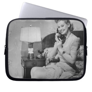 Kvinna som talar på telefonen laptop sleeve