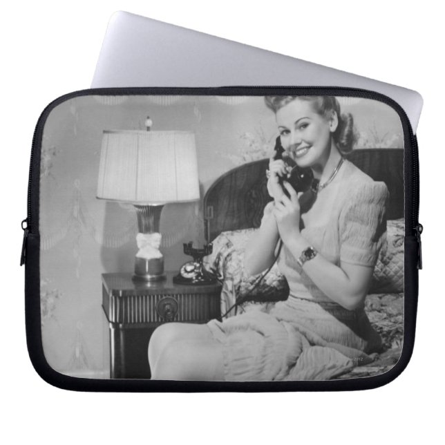 Kvinna som talar på telefonen laptop sleeve (Framsidan)