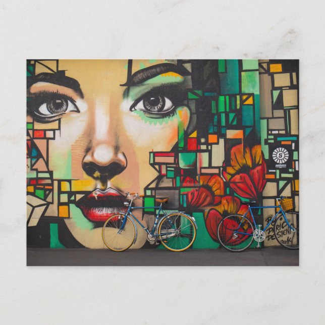 Kvinna som tittar på blå cyklar (Schweiz) vykort (Framsida)