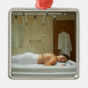 Kvinna som tycker om hydrotherapy i vichy dusch julgransprydnad metall