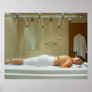 Kvinna som tycker om hydrotherapy i vichy dusch poster