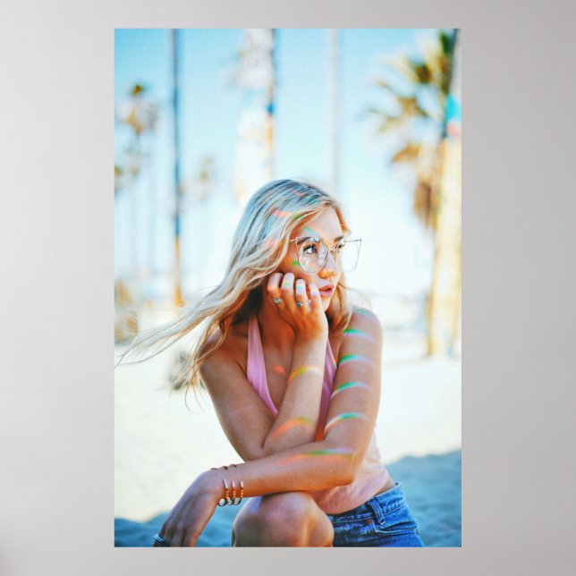 Kvinna som viftar hennes hår vid vinden poster (Framsidan)