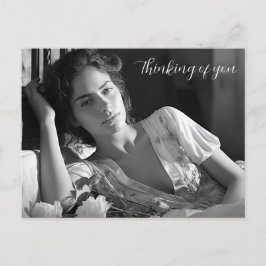 Kvinna som vilar i sängen svart-vit foto vykort