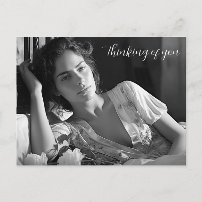 Kvinna som vilar i sängen svart-vit foto vykort (Framsida)