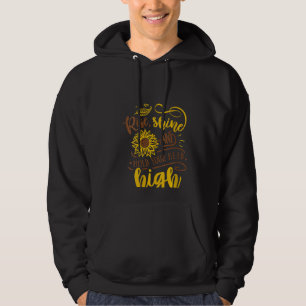 Kvinna Stiga upp sken och håll huvudet högt. Hoodie
