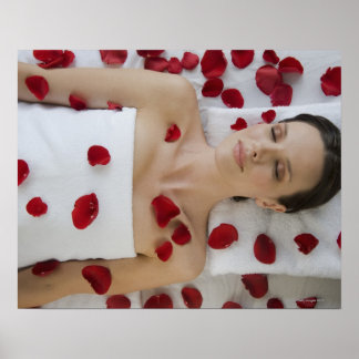 Kvinna täckt av blombladet som vid massage lägger poster