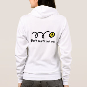 Kvinna tennis som beklär den hoodien med roligt t-shirt
