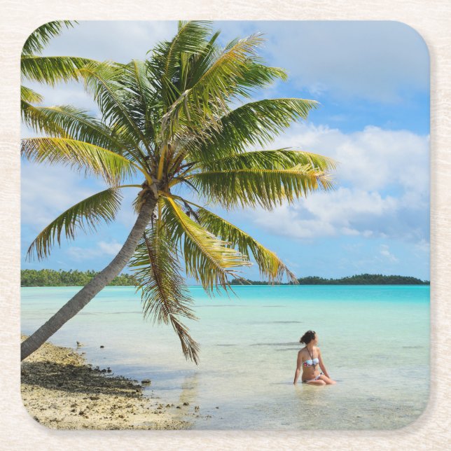 Kvinna under en palmträd i den Stillahavs- Underlägg Papper Kvadrat (Framsidan)