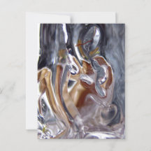 Kvinna under vattenfall badande gudinna