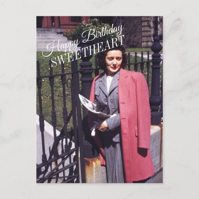 Kvinna utanför mode från mitten av seklet vykort (Framsida)