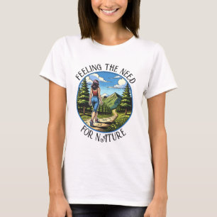 Kvinna vandrar på en naturstig t shirt