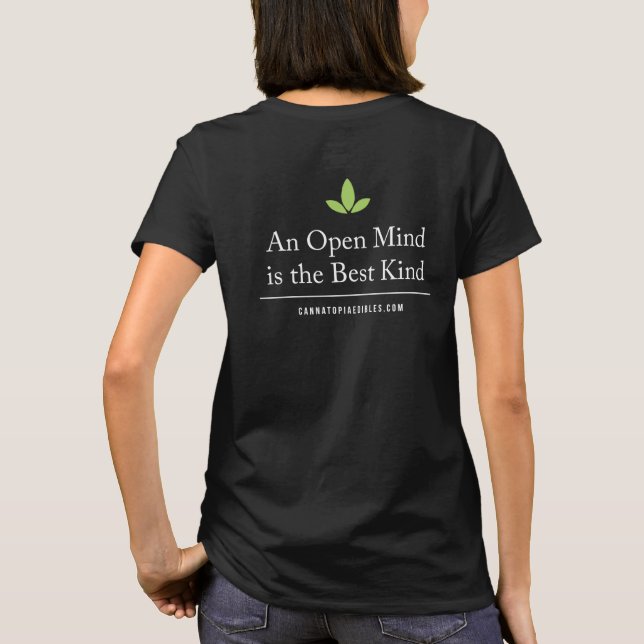 Kvinna varar besvärad grundläggande öppna den t-shirt (Baksida)