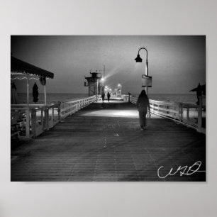 Kvinna Walking på Pier. i San Clemente B&W Poster