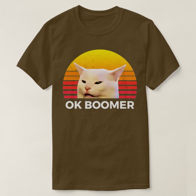 Kvinna Yelling vid Bord Dinner Funny Cat Ok Boomer T Shirt (Design framsida)