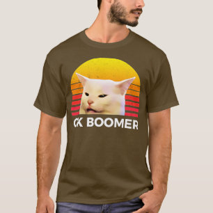 Kvinna Yelling vid Bord Dinner Funny Cat Ok Boomer T Shirt