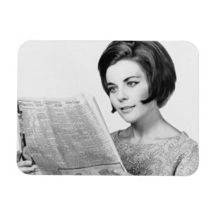 Kvinnaläsning Newpaper Magnet