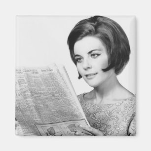 Kvinnaläsning Newpaper Magnet