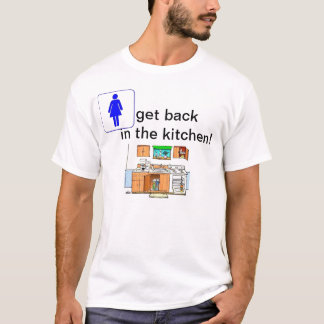 Kvinnan får baksida i kitchen.en tee shirt