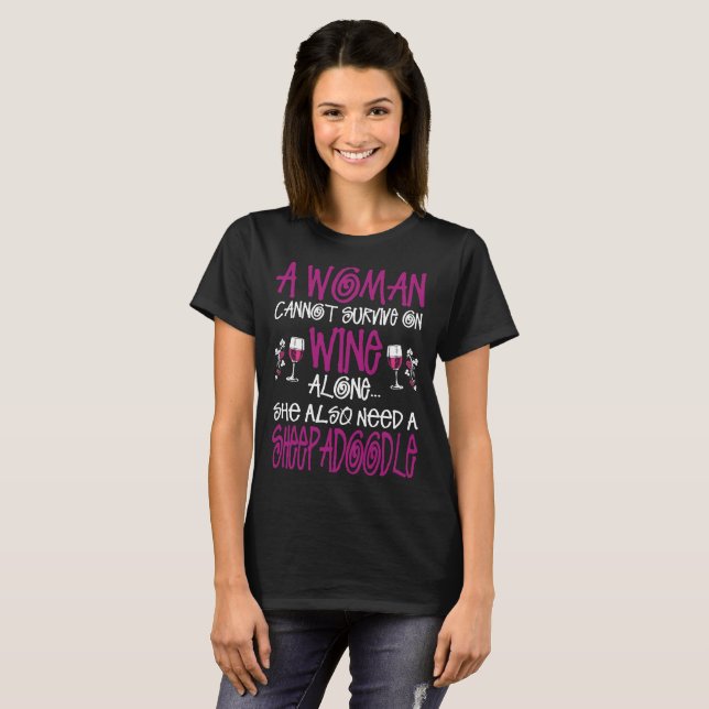 Kvinnan överlever på vin behöver också den t shirt (Hel framsida)