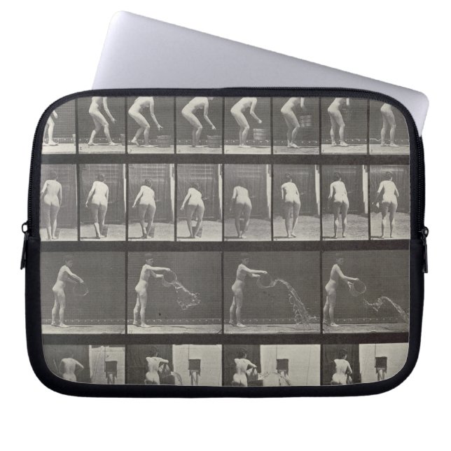 Kvinnan som kastar en ösregna av vatten, pläterar laptop fodral (Framsidan)