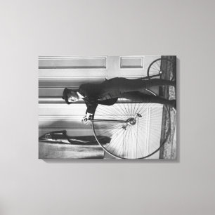 Kvinnan som kläs som man med cykeln, fotograferar canvastryck