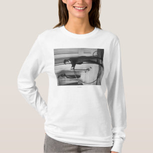 Kvinnan som kläs som man med cykeln, fotograferar t shirt