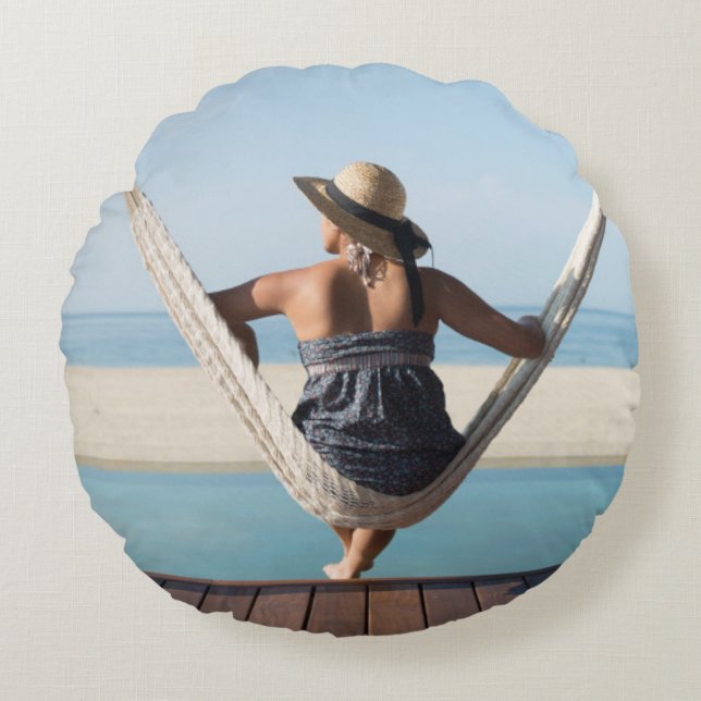 Kvinnasitta på en hängmatta på ett litet hotell rund kudde (Framsidan)