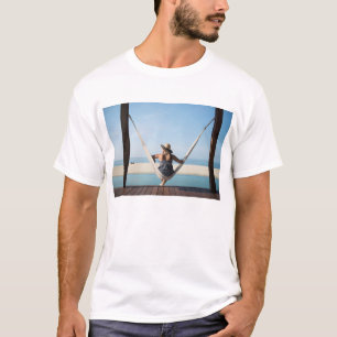 Kvinnasitta på en hängmatta på ett litet hotell t-shirt