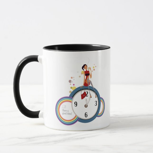 Kvinnasitta på en ta tid på och innehav som en tea mugg (Vänster)