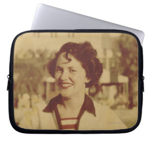 Kvinnasitta utanför laptop sleeve