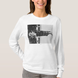 Kvinnautnämning i tennisdräkt fotograferar tee shirt