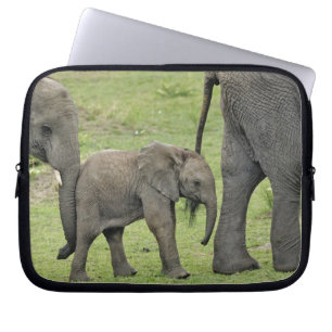 Kvinnlig afrikansk elefant med unge laptop sleeve
