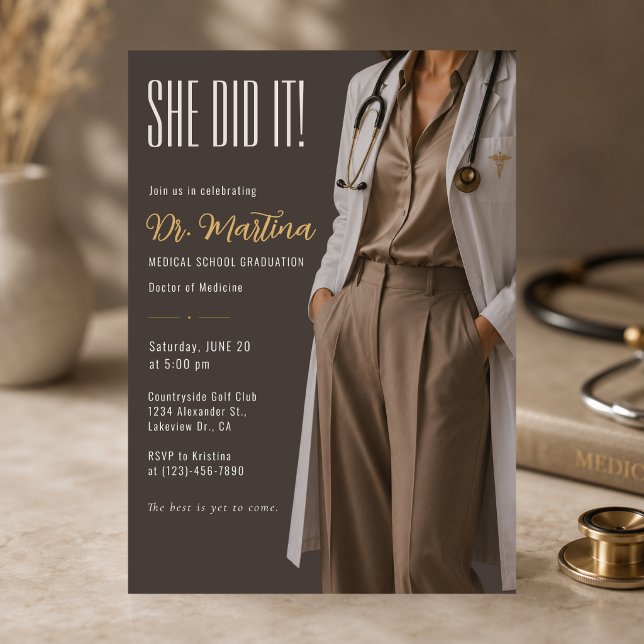 Kvinnlig Doktors Utexamineringsinbjudan Inbjudningar (Luxury female doctor graduation invitation with a modern editorial style and elegant mocha tones. 🤍)