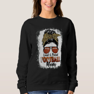 Kvinnlig fotboll Mamma Messy Bun Loud och stolt fo T Shirt