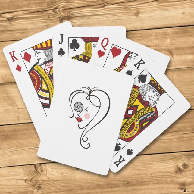 Kvinnlig fotograf spel kort (Skapare uppladdad)