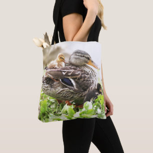 Kvinnlig gräsand som omges av Ducklings Tygkasse