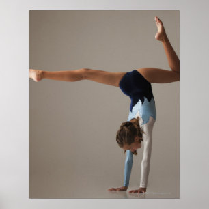 Kvinnlig gymnast (12-13) som utför handstans poster
