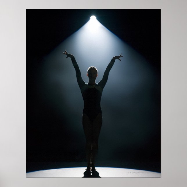 Kvinnlig gymnastik i spotlight, studio poster (Framsidan)