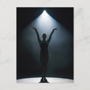 Kvinnlig gymnastik i spotlight, studio vykort