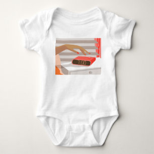 Kvinnlig hand som trycker på slumralarmets snooze- t shirt