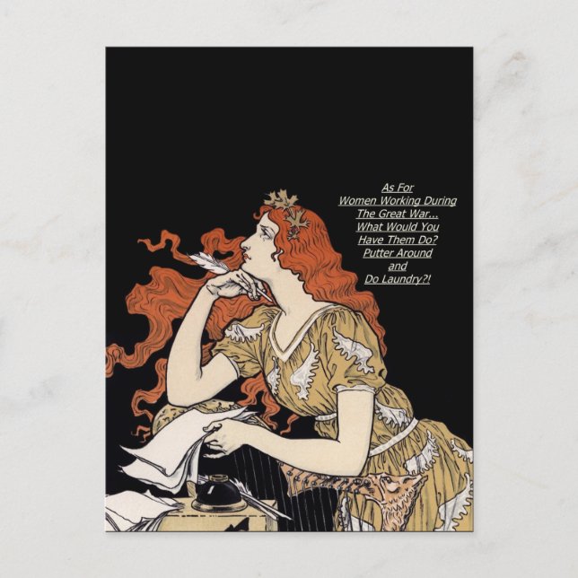 Kvinnlig journalist på hennes skrivbord vykort (Framsida)