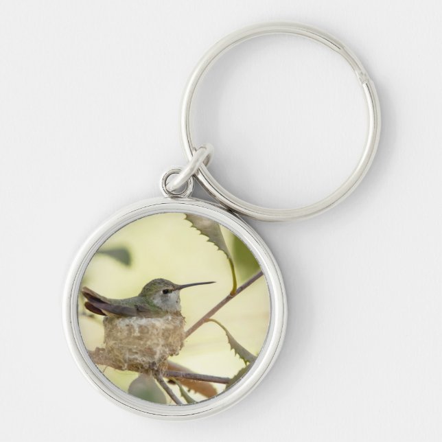 Kvinnlig kolibri på sitt bo rund silverfärgad nyckelring (Framsidan)