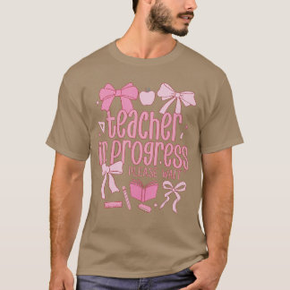 Kvinnlig lärare under utbildning Kokett Rosa Slöja T Shirt