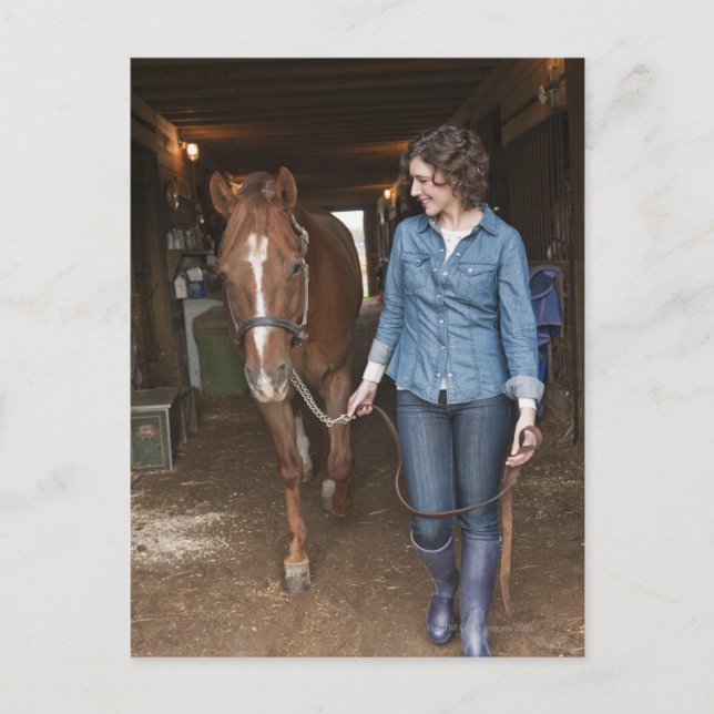 Kvinnlig ledande häst vykort (Framsida)