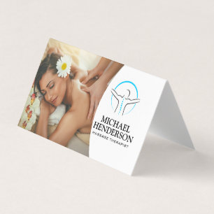 Kvinnlig leende som får massage visitkort