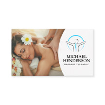 Kvinnlig leende som får massage